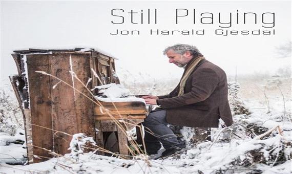 آلبوم موسیقی بی کلام «هنوز بازی می‌کند» اثر پیانیست معروف جوهان هِرالد