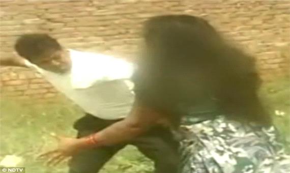کتک خوردن یک زن اهل هند از 4 مرد به خاطر طلب کردن پولش