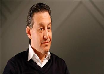 با میلیاردری آشنا شوید که امپراتوریاش را با شرطبندی روی کسبوکارهای خستهکننده ساخت